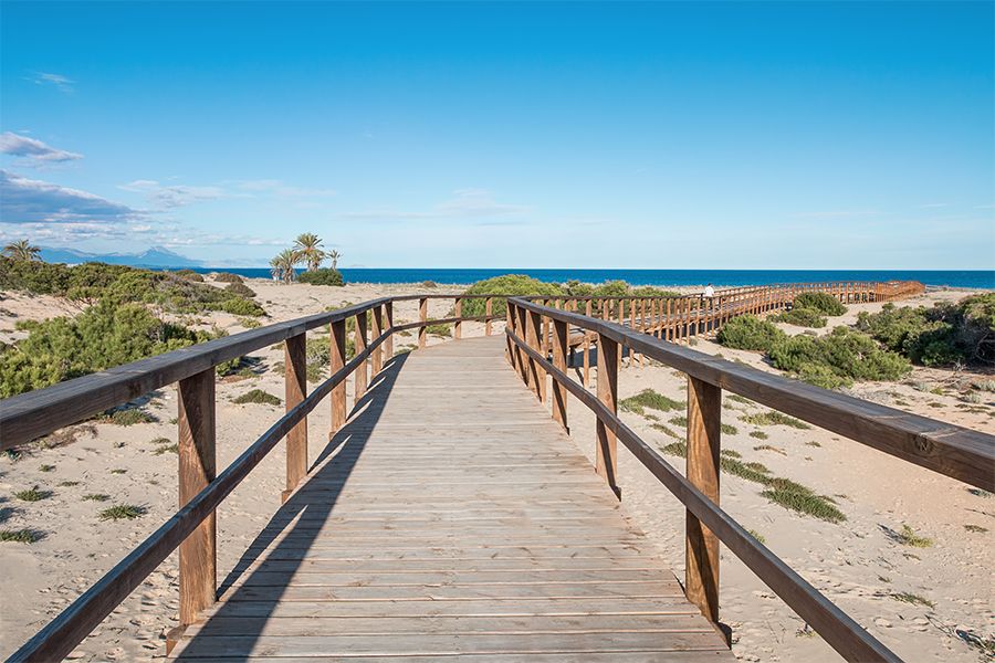 Zejscie na plażę w Gran Alacant na wybrzeżu Costa Blanca w Hiszpanii.